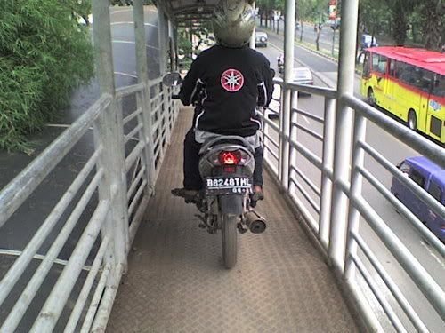Cara Memilih Aksesoris Motor yang Tepat untuk Pengendara Wanita