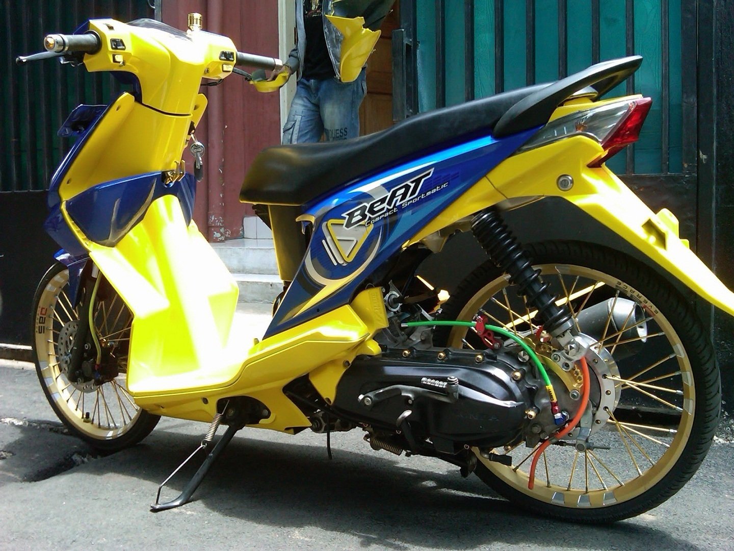 Jakarta-Bandung: Aksesoris Motor yang Bikin Perjalanan Makin Aman dan Nyaman