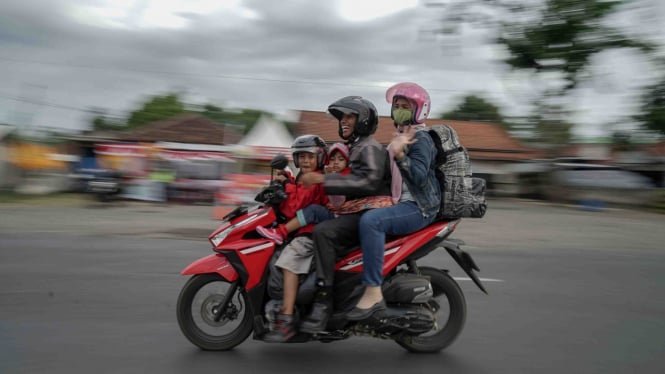 7 Langkah Mudah Bikin Mobil Kinclong Sendiri di Rumah, Hemat Biaya!